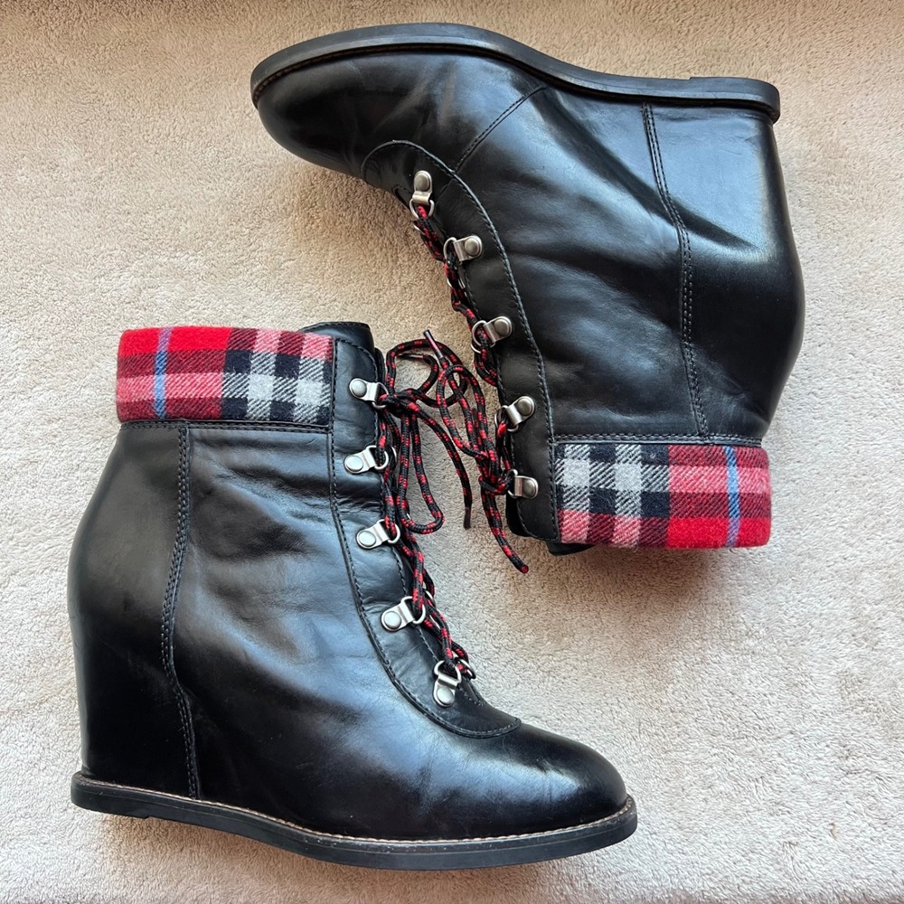 Johnston & Murphy Women 9.5M Black Leather & Red Plaid Hidden Wedge Ankle Boots‎